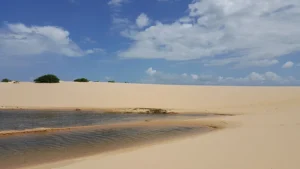 Lagoa de água doce formada entre grandes dunas de areia no Delta do Parnaíba ou Lençóis Piauienses.